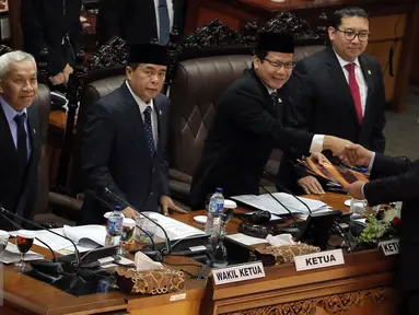 Perwakilan Pemerintah Menteri Keuangan Bambang Brodjonegoro (kanan) memberikan Laporan kepada Ketua Rapat, Wakil Ketua DPR Taufik Kurniawan dan Ketua DPR Ade Komarudin saat Rapat Paripurna di Jakarta, (25/7). (Liputan6.com/Johan Tallo)