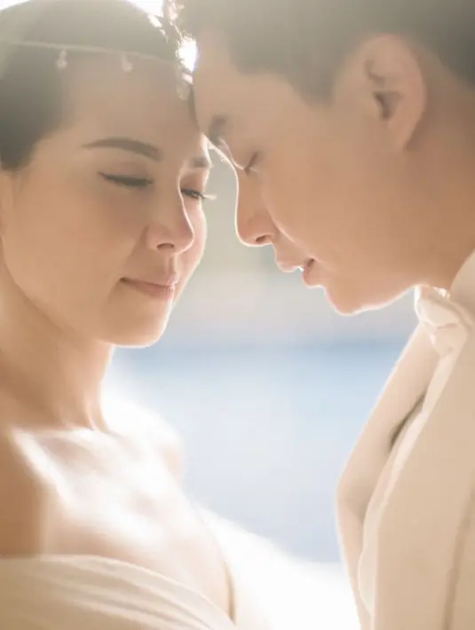 Selain itu Edric juga mengatakan bahwa dirinya harus menyeimbangkan perannya, menjadi suami dan ayah. Ia harus memberikan perhatian yang seimbang untuk istri dan buah hatinya. (Instagram/edrictjandra)