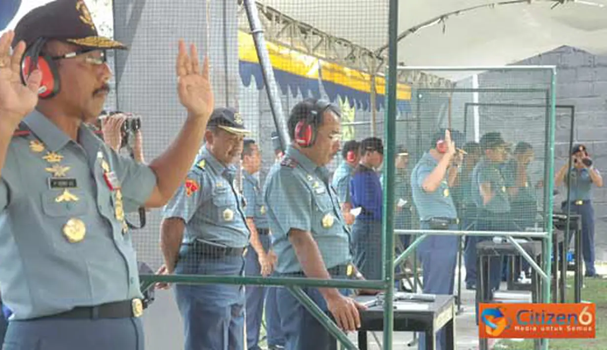Citizen6, Cirebon: Para perwira tinggi sedang melakukan persiapan untuk lomba menembak, dalam rangka Hardikal ke-65 di Lap. Tembak Kodikmar Kobangdikal, Gunungsari, Senin (25/4). (Pengirim: Mayor Laut Rohman Arif, S.Sos)