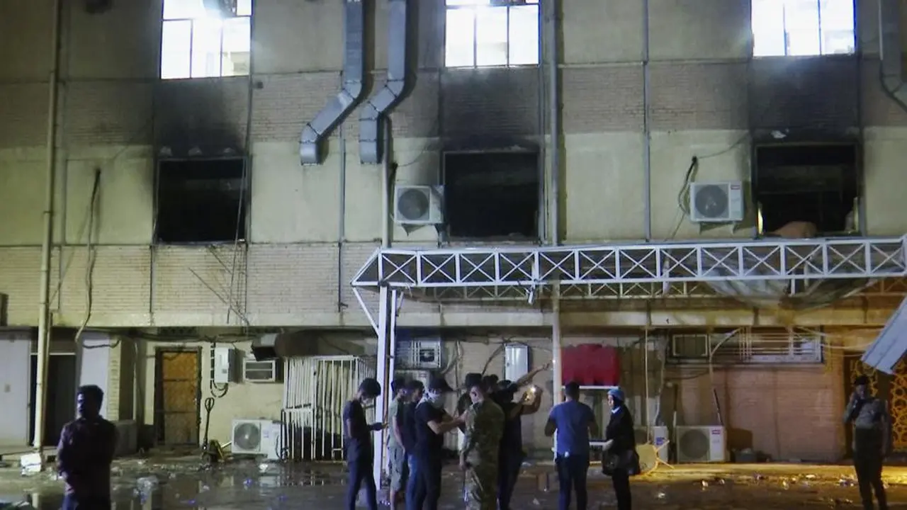 RS di Baghdad yang terbakar pada Sabtu (24/4) akibat ledakan tabung oksigen.