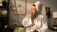 Kalau kamu pernah merasa kulitmu tiba-tiba mudah perih saat menggunakan toner atau serum padahal biasanya tidak, ini bisa jadi tanda bahwa skin barrier-mu sedang terganggu. (foto/dok: freepik)