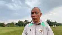 Nova Arianto saat ditemui seusai sesi latihan Timnas Indonesia U-19 di Lapangan YIS, Sleman pada Selasa (19/5/2026) sore WIB. (Bola.com/Ana Dewi)