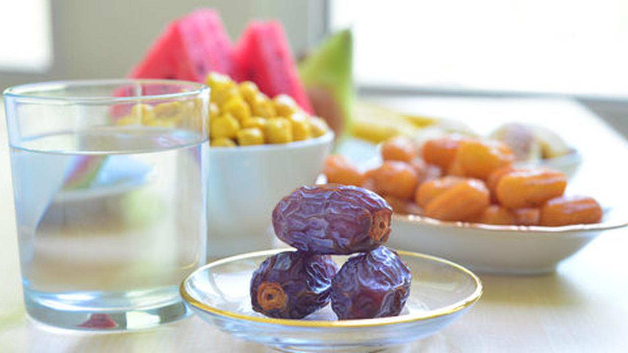 Punya sakit maag? Hindari 5 makanan ini saat puasa!