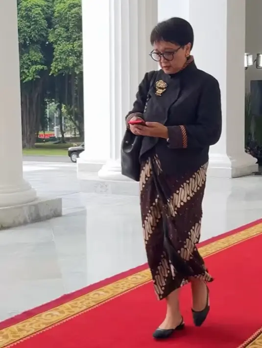 Ya, terlihat berbeda dari penampilannya yang biasa, Ibu Retno Marsudi memilih memadukan kebaya janggan hitam dengan sentuhan sedikit corak batik di bagian kerah dan ujung lengan. [Foto: Instagram/retno_marsudi]