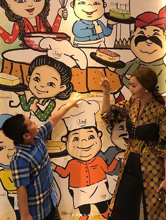 Kalau di foto ini, Inul nampaknya mengajak Ivan hadir di salah satu outlet bisnis kuenya. Bahkan, dari keterangan foto di Instagram, Ivan lah yang meresmikan outlet tersebut. (Instagram/inul.d)