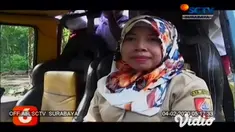 Putusnya jalur utama akibat banjir bandang di Jember, Jawa Timur memaksa guru dan sebagian warga melintasi jalur alternatif untuk beraktivitas. Meski medan jalan berat, mereka tetap harus melewati daripada jalan memutar lebih jauh.