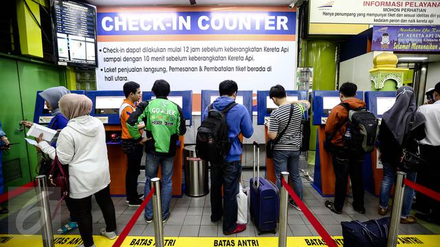 20160628-H-8 Lebaran, Suasana Mudik Mulai Terasa di Stasiun Gambir-Jakarta