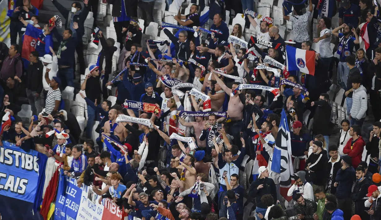 Fans Prancis melakukan selebrasi saat pertandingan semifinal UEFA Nations League melawan Belgia  di stadion Juventus, di Turin, Italia, Jumat (8/10/2021). Kemenangan ini mengantar Prancis ke final dan akan bertemu Spanyol. (Massimo Rana/Pool Photo via AP)