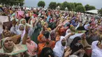 Muslim Kashmir memanjatkan doa saat imam (tak terlihat) menampilkan relik yang diyakini sehelai janggut Nabi Muhammad untuk memperingati Hari Martir Khalifah Umar bin Khattab di Masjid Hazratbal, Srinagar, Kashmir, India, Sabtu (7/8/2021). (AP Photo/Channi Anand)