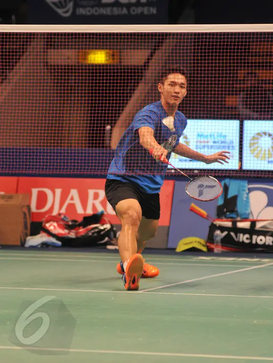 Jonatan Christie melakukan latihan dan uji coba lapangan jelang turnamen bulu tangkis BCA Indonesia Open Superseries Premier 2015 di Istora Senayan, Jakarta, Senin (1/6/2015). (Liputan6.com/Herman Zakharia)