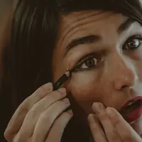 Ilustrasi menggambar eyeliner pakai pensil. (Foto: Unsplash/David Levêque