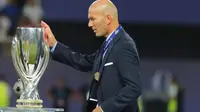 Pelatih Zinedine Zidane membawa Real Madrid meraih trofi Piala Super Eropa 2017 setelah menang 2-1 atas Manchester United di Skopje, Selasa (8/8/2017). (AP Photo/Boris Grdanoski)