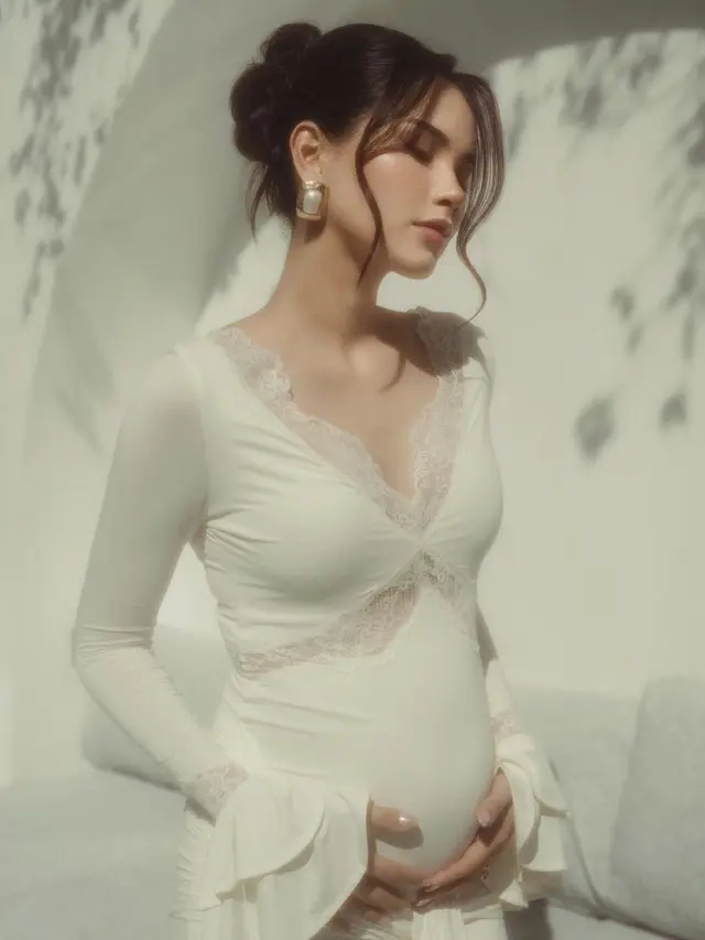 Alyssa Daguise Pamer Baby Bump di Usia Kehamilan 6 Bulan, Tampil Anggun dengan Lace Dress Putih yang Elegan