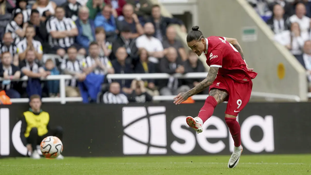 Foto: Darwin Nunez Bungkam Pendukung Newcastle Setelah Bawa Liverpool Comeback Dramatis di Liga Inggris