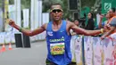 Pelari nasional, Agus Prayogo membentangkan tangan usai finish pertama di ajang Pertamina Eco Run 2017 kategori 10K umum pria di Pantai Karnaval Ancol, Jakarta, Sabtu (16/12). Agus mendapat hadiah tunai 15 juta rupiah. (Liputan6.com/Helmi Fithriansyah)