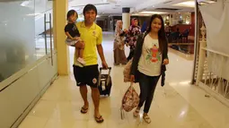 Pemain Sriwijaya FC, Asri Akbar, bersantai bersama keluarganya di Hotel Bidakara Jakarta jelang Final Piala Presiden 2015 melawan Persib, Minggu (18/10/2015). (Bola.com/Nicklas Hanoatubun)