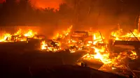 Sejumlah kendaraan terbakar saat kebakaran melanda Hutan Nasional Angeles di California, Amerika Serikat, Rabu (12/8/2020). Kebakaran yang diberi nama Lake Fire tersebut terjadi di sekitar Danau Hughes. (AP Photo Ringo H.W. Chiu)