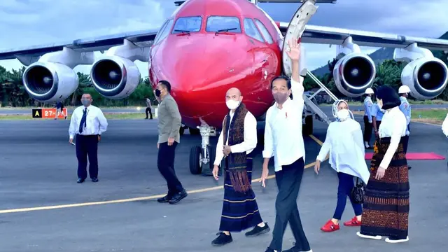 Iriana Jokowi Temani Presiden Jokowi Dinas ke Ende, Sneaker Gucci-nya Bikin Salah Fokus