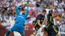 Kiper Real Madrid, Keylor Navas berusaha menangkap bola saat bertanding melawan Juventus pada International Champions Cup (ICC) di Landover, Md (4/8). Madrid menang telak 3-1 atas Juventus. (AP Photo/Nick Wass)