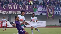Striker PSS, Qiscil Gandrum Miny (putih), berebut bola dengan Ledy Utomo. (Bola.com/Ronald Seger Prabowo)