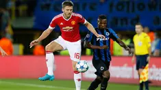 Gelandang MU Michael Carrick (kiri) saat berebut bola dengan Gelandang Club Brugge Claudemir saat pertandingan Play – Off  leg kedua Liga Champion di Stadion Jan Breydel, Bruges, Belgia, Rabu (26/8/2015). Mu menang dengan skor 4 – 0. (Reuters/Carl Recine)