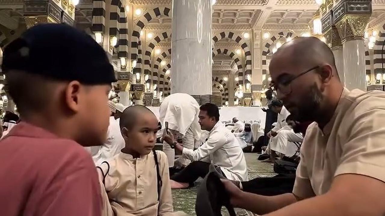 7 Potret Revalina S Temat Umrah Bareng Keluarga, Dua Anak Tampil Kompak dengan Rambut Plontos