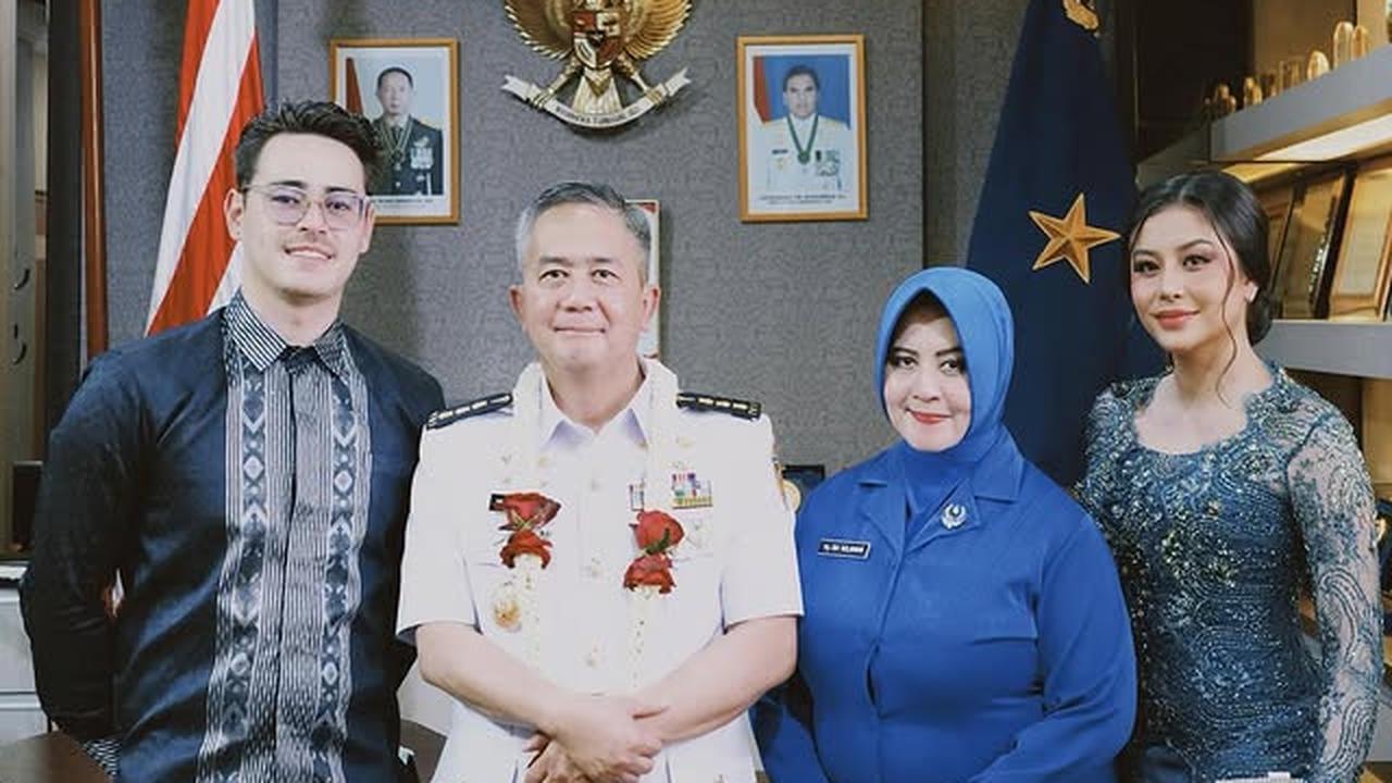 Tampil Anggun Berkebaya, 8 Potret Awkarin Dampingi sang Ayah Sertijab Jadi Kepala RSAL di Surabaya