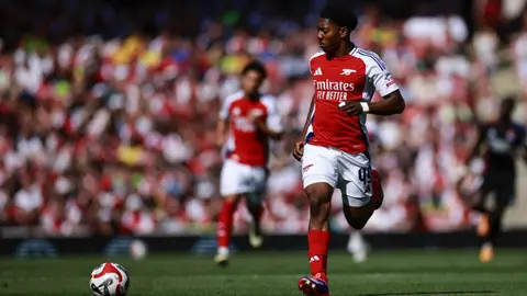 <p>Gelandang Arsenal asal Inggris bernomor punggung 49, Myles Lewis-Skelly, berlari dengan bola selama pertandingan sepak bola persahabatan pra-musim untuk final Piala Emirates antara Arsenal melawan Lyon, di Stadion Emirates, London, 11 Agustus 2024. (BENJAMIN CREMEL/AFP)</p>