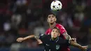 Bek  Bayer Leverkusen Piero Hincapie berebut bola dengan bek Atletico Madrid Nahuel Molina dalam matchday kedua Grup B Liga Champions di BayArena, Rabu (14/9/2022) dini hari WIB. Bertandang ke markas Bayer Leverkusen, Atletico Madrid tumbang dengan skor 0-2. (Marius Becker/dpa via AP)