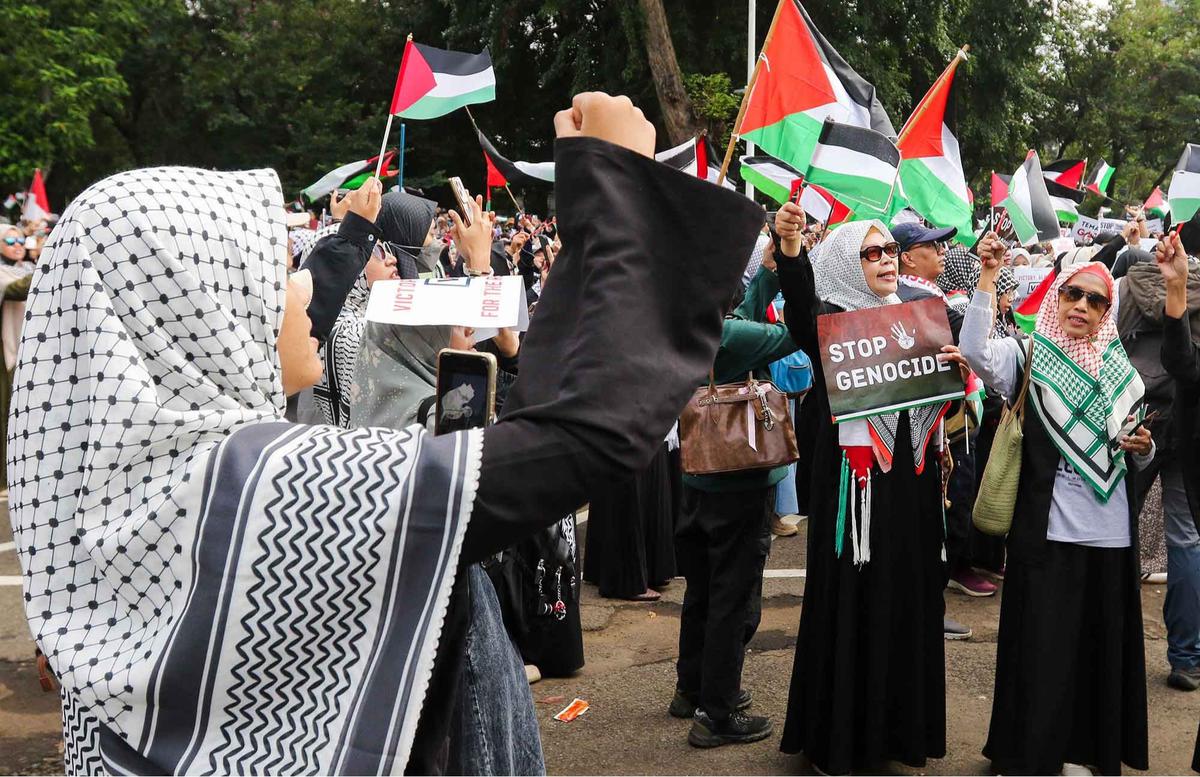 FOTO: Massa Membakar Replika Bendera Israel Saat Aksi Bela Palestina di Depan Kedubes AS Jakarta