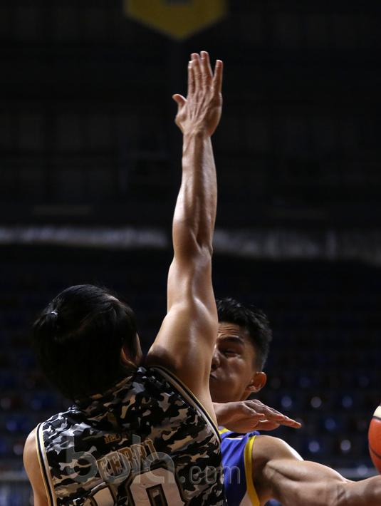 Pemain Satria Muda, Herdianus (kanan) mengecoh pemain CLS Knights, Febri pada laga semifinal IBL di Britama Arena, Kelapa Gading, Jakarta, Minggu (23/4/2017). Satria Muda menang 74-69. (Bola.com/Nicklas Hanoatubun)
