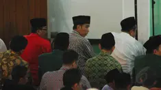 Capres nomor urut dua Joko Widodo saat menunaikan salat tarawih di Masjid An-Naajah, Cilegon, Selasa (1/7/14). (Liputan6.com/Andrian M Tunay)