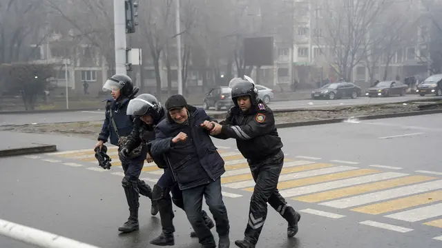 Bentrokan Polisi dan Demonstran di Kazakhstan