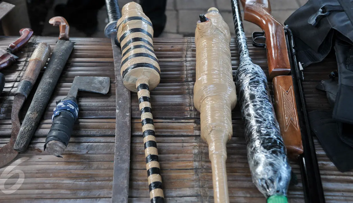 Barang bukti sisa pemakaian narkoba dan senjata tajam diamankan usai Polisi sweeping terhadap warga Tambak Jakarta Pusat dan warga Manggarai, Jakarta Selatan, Rabu (8/3). (Liputan6.com/Yoppy Renato)