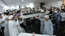 Umat muslim mengangkat jenazah KH Maimun Zubair atau Mbah Moen saat akan disemayamkan di Kantor Urusan Haji Daker Syisyah, Makkah, Arab Saudi, Selasa (6/8/2019). Pimpinan Pondok Pesantren Al-Anwar Sarang tersebut meninggal dunia usai menunaikan salat subuh. (Liputan6.com/HO/Baharuddin/MCH)
