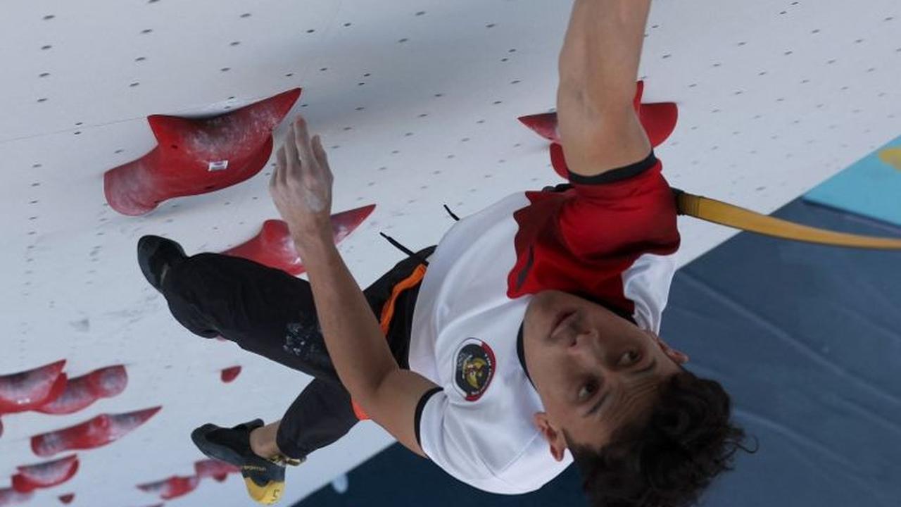 Atlet panjat tebing Indonesia Veddriq Leonardo beraksi dalam babak kualifikasi nomor speed putra pada Olimpiade Paris 2024 di&nbsp;Le Bourget Sport Climbing Venue, Paris, Prancis, pada 6 Agustus 2024. Veddriq berhasil lolos ke babak perempat final setelah
