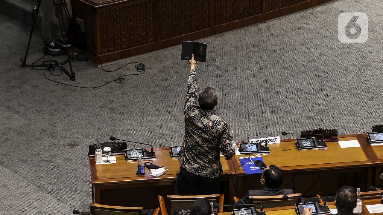 FOTO: Diwarnai Aksi Walk Out, DPR Sahkan RUU Omnibus Law Cipta Kerja Jadi Undang-Undang