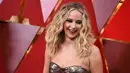 Selain soal kepiawaiannya dalam berakting, Jennifer Lawrence juga selalu memikat karena parasnya yang cantik dan tubuh seksinya. Namun siapa sangka kalau JLaw doyan dan gemar makan pizza. (Foto: AFP)