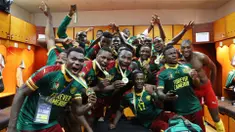 Para pemain Kamerun merayakan gelar juara Piala Afrika 2017 di Libreville, Gabon, Minggu (5/2/2017). Kamerun menang 2-1 atas Mesir pada laga final. (EPA/Gavin Barker)