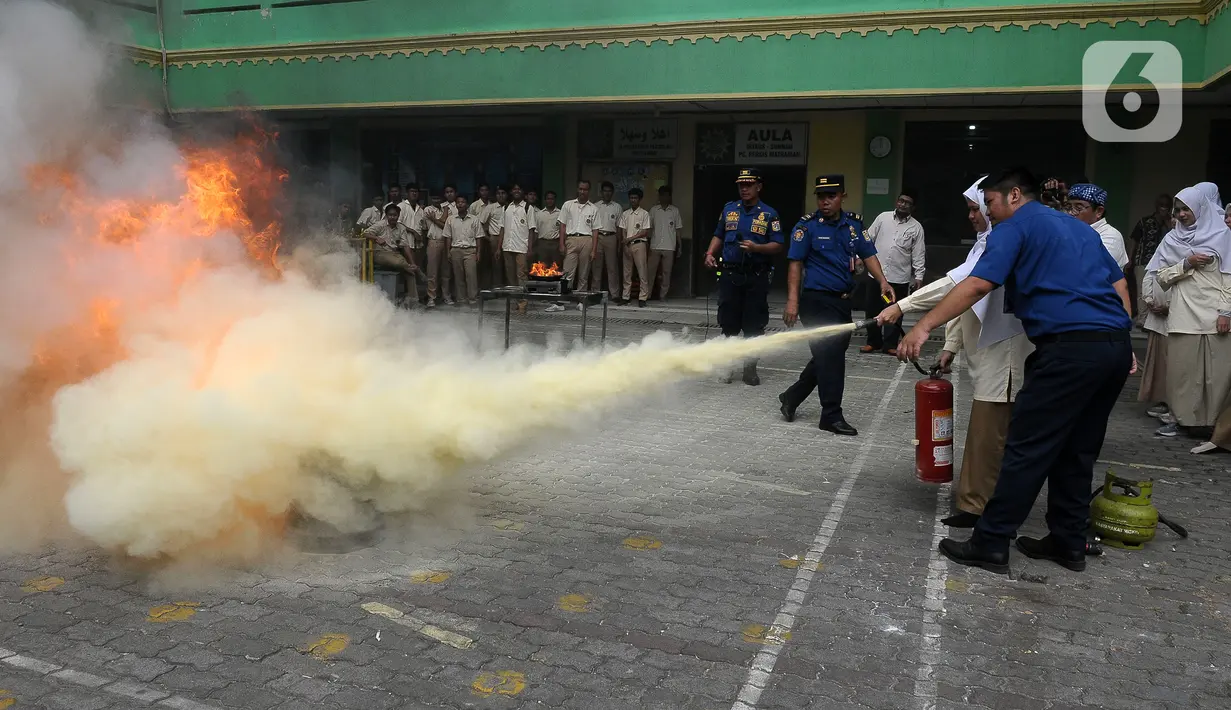<p>Pelatihan tanggap bencana yang diberikan kepada para santri dan santriwati ini bertujuan meningkatkan pengetahuan dan pembelajaran tentang mitigasi bencana seperti gempa dan kebakaran. (merdeka.com/Imam Buhori)</p>