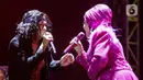 Penampilan enerjik Elvy Sukaesih berhasil menghibur ribuan pengunjung Synchronize Fest 2024. (Liputan6.com/Herman Zakharia)