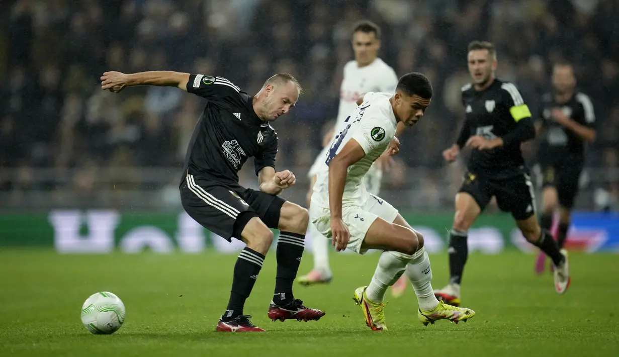 Gelandang NS Mura Matic Marusko dan penyerang Tottenham Hotspur Dane Scarlett berebut bola pada matchday kedua Grup G Liga Konferensi Eropa di Tottenham Hotspurs Stadium, Jumat (1/10/21) dini hari WIB. Tottenham sukses menang dengan skor telak 5-1 saat menjamu NS Mura. (AP Photo/Matt Dunham)