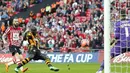 Penyerang Hull City, Yannick Sagbo (tengah) mencetak gol pertama timnya saat pertandingan Semifinal Piala FA antara Hull City dan Sheffield United di Stadion Wembley, London (13/4/2014). (AFP PHOTO/IAN KINGTON)