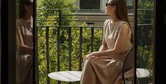 Selama honeymoon di Italia, OOTD Aaliyah Massaid mendapat banyak pujian netizen. Ia memang memiliki gaya khas tampil dengan outfit simpel. Di sini, Aaliyah tampil mengenakan cropped top cokelat tanpa lengan dan rok panjangnya yang serasi. [Foto: Instagram/thariqhalilintar]