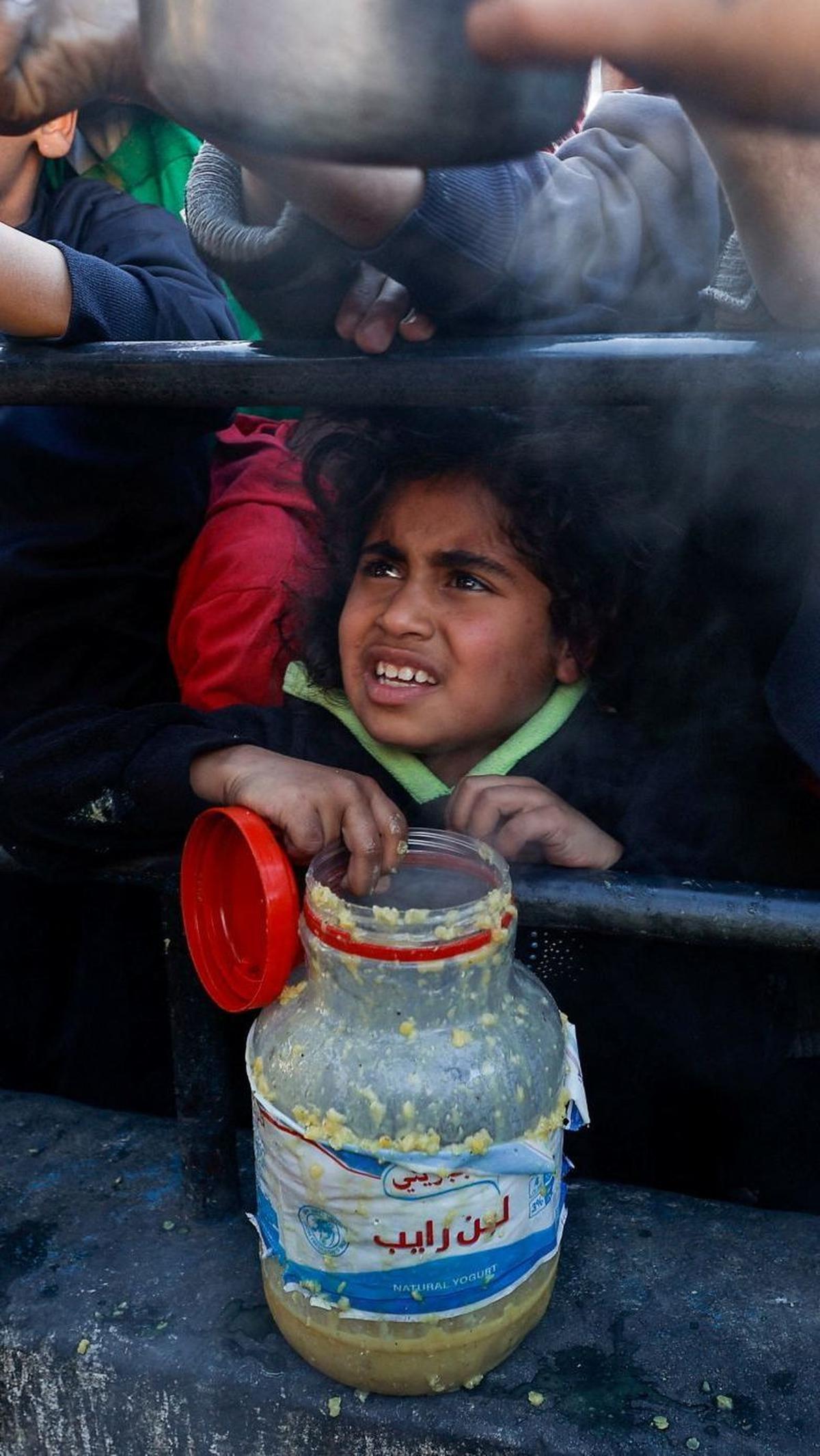 Dilaporkan ada sekitar lebih dari 1,2 juta orang Palestina mengungsi di Rafah. Mereka menghadapi krisis pangan.&nbsp;Foto: REUTERS / Mohammed Salem