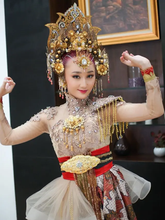 6 Potret Penampilan Sandrina Mazaya di IMB 2021, Memesona Pakai Busana Adat