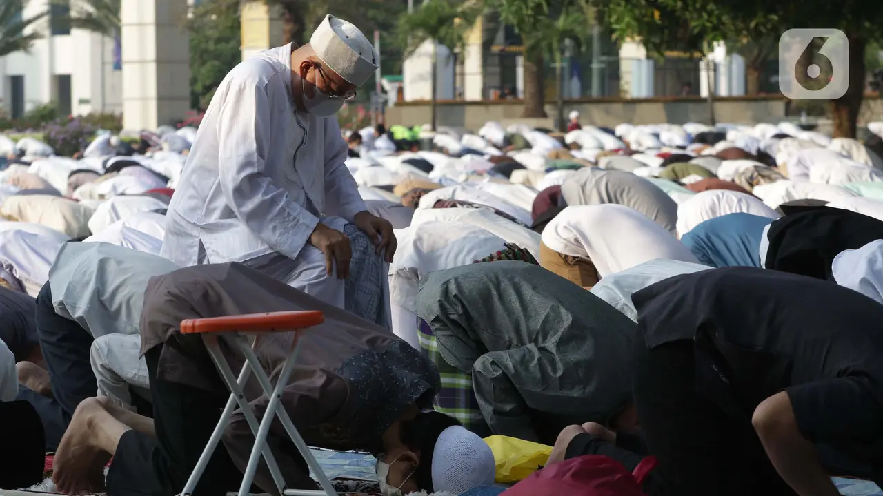 Apa Hukumnya Sholat Jumat di Hari Raya Idul Fitri? Mengingat Umat Muslim Sudah Melaksanakan Sholat Idul Fitri di Pagi Hari. Apakah Tetap Wajib Sholat Jumat bagi yang Telah Sholat Idul Fitri? Lebaran versi Muhammadiyah Jatuh pada 21 April 2023 (Liputan6.com/Helmi Fithriansyah)