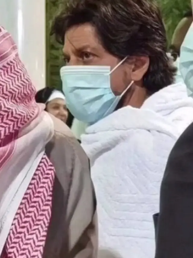 6 Potret Shah Rukh Khan Jalani Ibadah Umrah, Jadi Sorotan