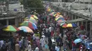 Orang-orang memadati Pasar Baru Dhaka untuk berbelanja menjelang Idul Fitri di Dhaka, Bangladesh, Rabu (12/5/2021). Umat Islam di dunia mulai sibuk mempersiapkan diri menyambut hari kemenangan setelah sebulan menjalankan ibadah puasa Ramadhan. (Munir Uz zaman / AFP)
