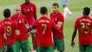 Pemain Portugal Cristiano Ronaldo (tengah) merayakan dengan rekan setimnya usai mencetak gol ke gawang Israel pada pertandingan persahabatan internasional di Stadion Alvalade, Lisbon, Portugal, Rabu (9/6/2021). Portugal menang 4-0. (AP Photo/Armando Franca)